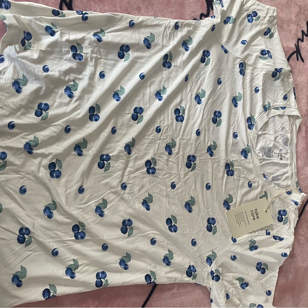 Kyte BABY women’s White t-shirt  with Blue Berry and Green Leaf Print